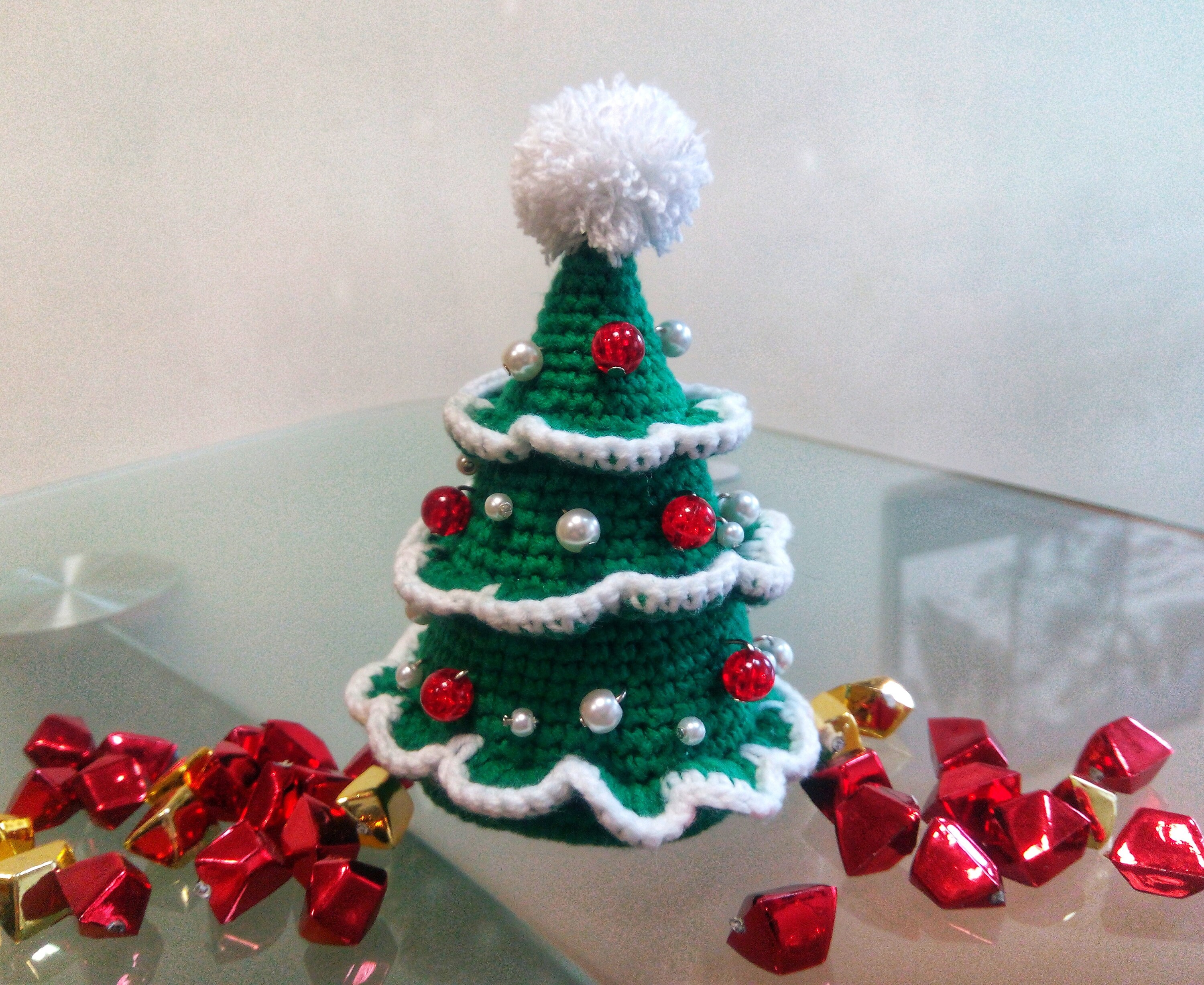 Ancienne Boule De Noël Satin Rouge Avec Recouvrement Crochet - Déco Vintage