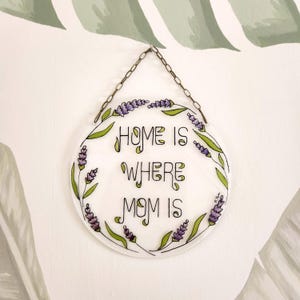 Colgante de pared de lavanda pintado a mano, regalo personalizado para el Día de la Madre, arte floral con texto personalizado y atrapasol.