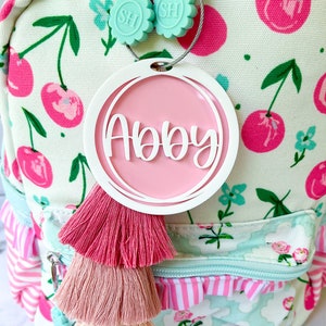 Étiquette de nom de sac à dos, étiquette de sac à dos pour enfants, étiquette de sac à dos personnalisée, porte-clés Bogg Bag Name, bijou de sac personnalisé, accessoire de sac Bogg, pompon