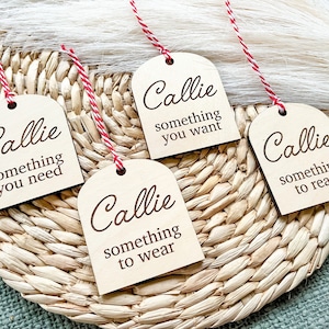 Personalisierte Weihnachtsanhänger, Holz Geschenkanhänger, Kinder Geschenkanhänger, Etwas, was Sie wollen Tags, etwas, was Sie brauchen Tags, wollen Tragebedarf lesen