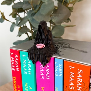 3D gedruckte Suriel Figur, Suriel Tee Figur Bücherregal Dekor, ACOTAR Bücherregal Dekor, Sensenmann Figur mit Teetasse, Geist Figur