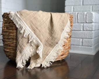 Couverture à franges boho, emmaillotage pour bébé boho, literie de chambre d’enfant boho, cadeau pour bébé, swt d’emmaillotage en mousseline, emmaillotage et arc, ensemble d’emmaillotage pour garçon, couverture de lit d’enfant