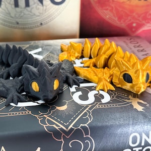 Fourth wing dragon bookshelf sitter, baby andarna, dragon bookshelf decor, dragon figurine for bookshelf, black and gold dragon figurines
