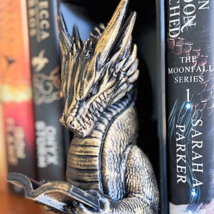 Reading dragon bookend, dragon bookshelf decor, dragon bookends, fourth wing decor, dragon book nook, fantasy bookends, reader gift,