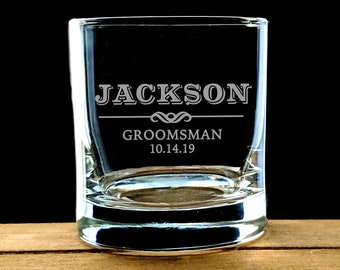 Puede incluir: Un vaso de rocas de vidrio transparente con el texto "JACKSON GROOMSMAN 10.14.19" grabado en la parte delantera.
