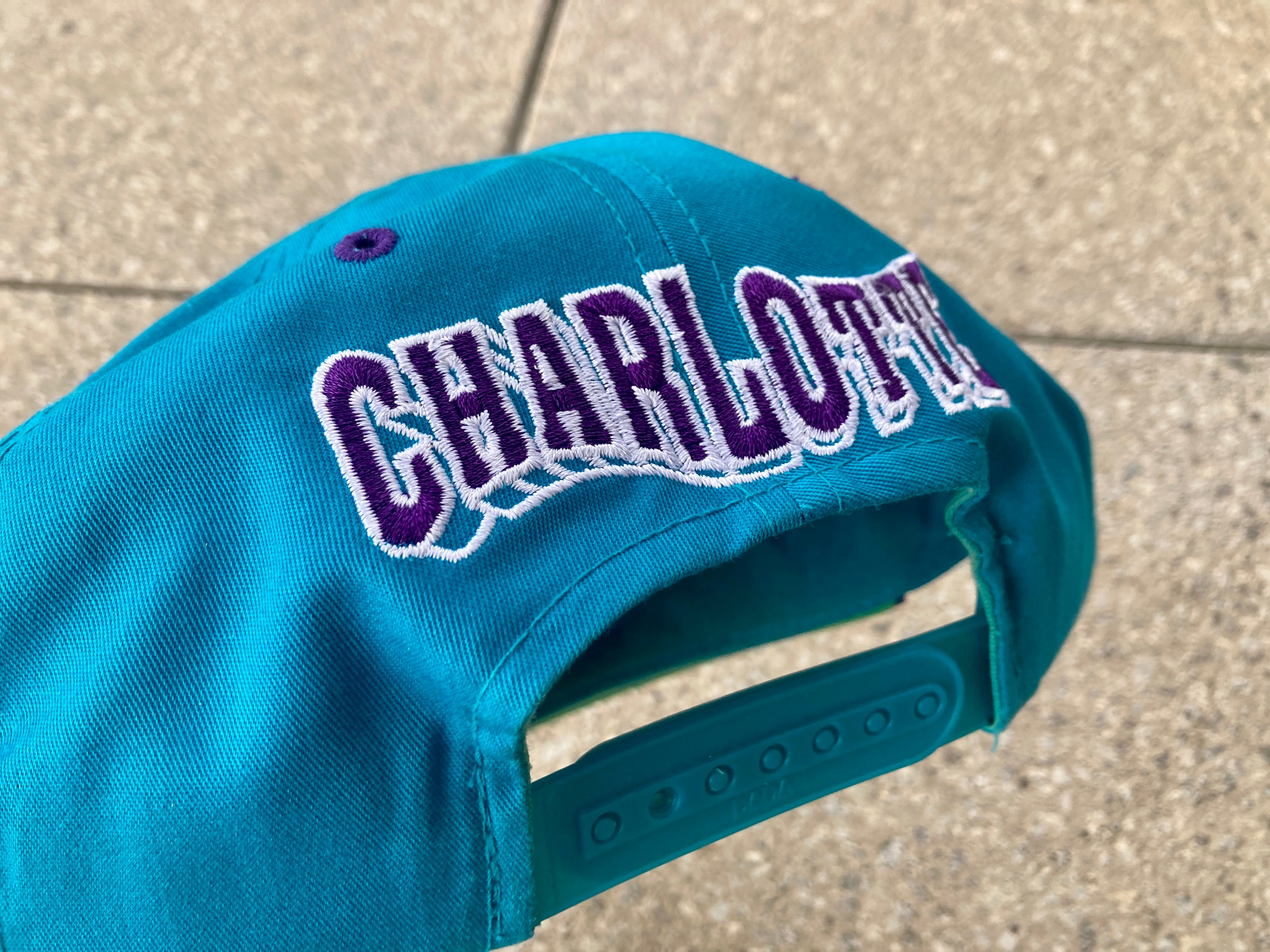 Charlotte Hornets サイン入りキャップ s-l1200.jpg