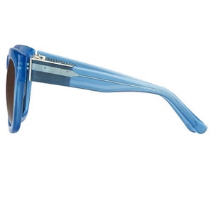 K&ouml;nnte beinhalten: Eine blaue Sonnenbrille aus Kunststoff mit einem silbernen Akzent auf der Br&uuml;cke. Die Sonnenbrille hat eine quadratische Form und wird von der Seite gezeigt.