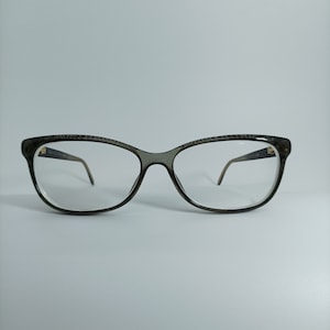 Puede incluir: Un par de gafas de pasta negras de estilo ojo de gato con lentes transparentes.