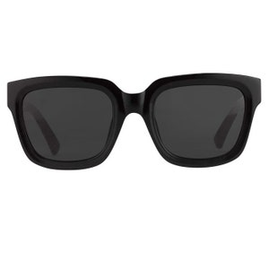 Puede incluir: Gafas de sol cuadradas negras con lentes oscuros.