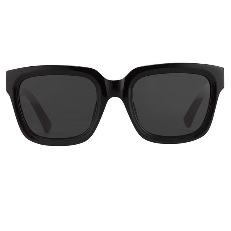 Puede incluir: Gafas de sol cuadradas negras con lentes oscuros.