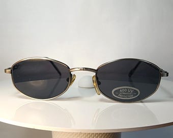 Occhiali da sole UVEX in lega di titanio, modello Detective's Special, montatura quadrata/ovale, nuovi, rimanenze di magazzino.