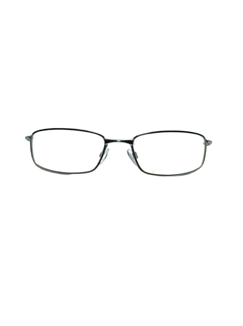 Puede incluir: Un par de gafas de metal negro con monturas rectangulares.