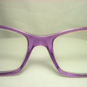 Puede incluir: Gafas de pl&aacute;stico de color morado con lentes transparentes.