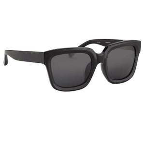 Puede incluir: Gafas de sol cuadradas negras con un marco negro grueso.