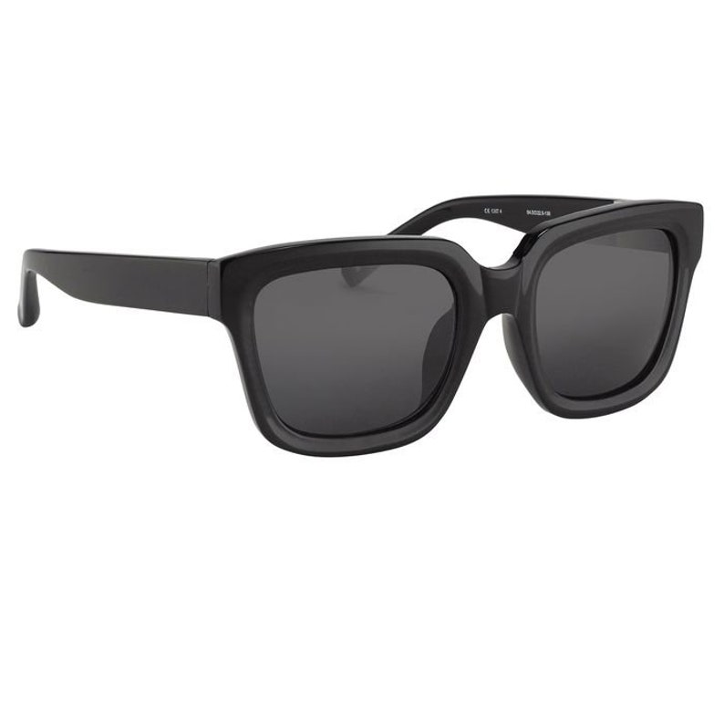 Puede incluir: Gafas de sol cuadradas negras con un marco negro grueso.