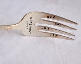 Tenedor de plata personalizado o tenedor de cumpleaños grabado a mano