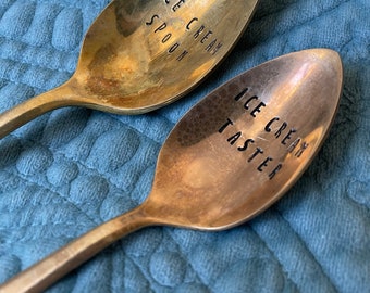 Cuchara para helado vintage chapada en oro y estampada a mano