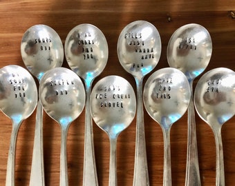 Cucharas de sopa estampadas personalizables con frases divertidas y juegos de palabras.