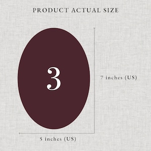 Peut inclure: Un ovale bordeaux avec le chiffre 3 en blanc. L'image comprend le texte "PRODUCT ACTUAL SIZE" en haut. L'ovale mesure 17,78 cm de haut et 12,7 cm de large.
