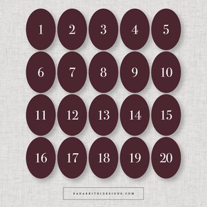 Peut inclure: Vingt ovales de couleur bordeaux, num&eacute;rot&eacute;s de 1 &agrave; 20 en blanc, dispos&eacute;s en grille. Le fond est un tissu clair et textur&eacute;. L'adresse du site web DANABRITNIDESIGNS.COM est en bas.