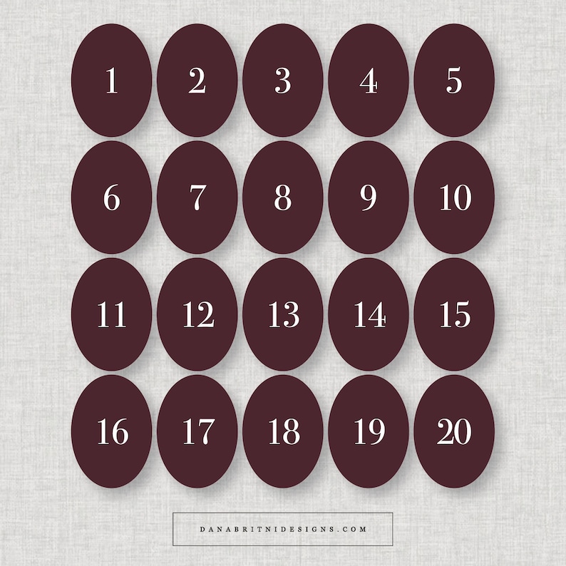 Peut inclure: Vingt ovales de couleur bordeaux, num&eacute;rot&eacute;s de 1 &agrave; 20 en blanc, dispos&eacute;s en grille. Le fond est un tissu clair et textur&eacute;. L'adresse du site web DANABRITNIDESIGNS.COM est en bas.