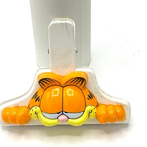 Gorgeous collectible and Vintage Garfield bag clip, orange, cat.