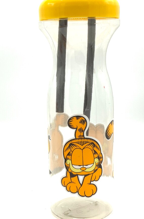 Gorgeous Collectible and Vintage Garfield Water Bottle, Tall, Plastic. 