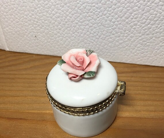 White porcelain thinket with a rose on the top. - image 6