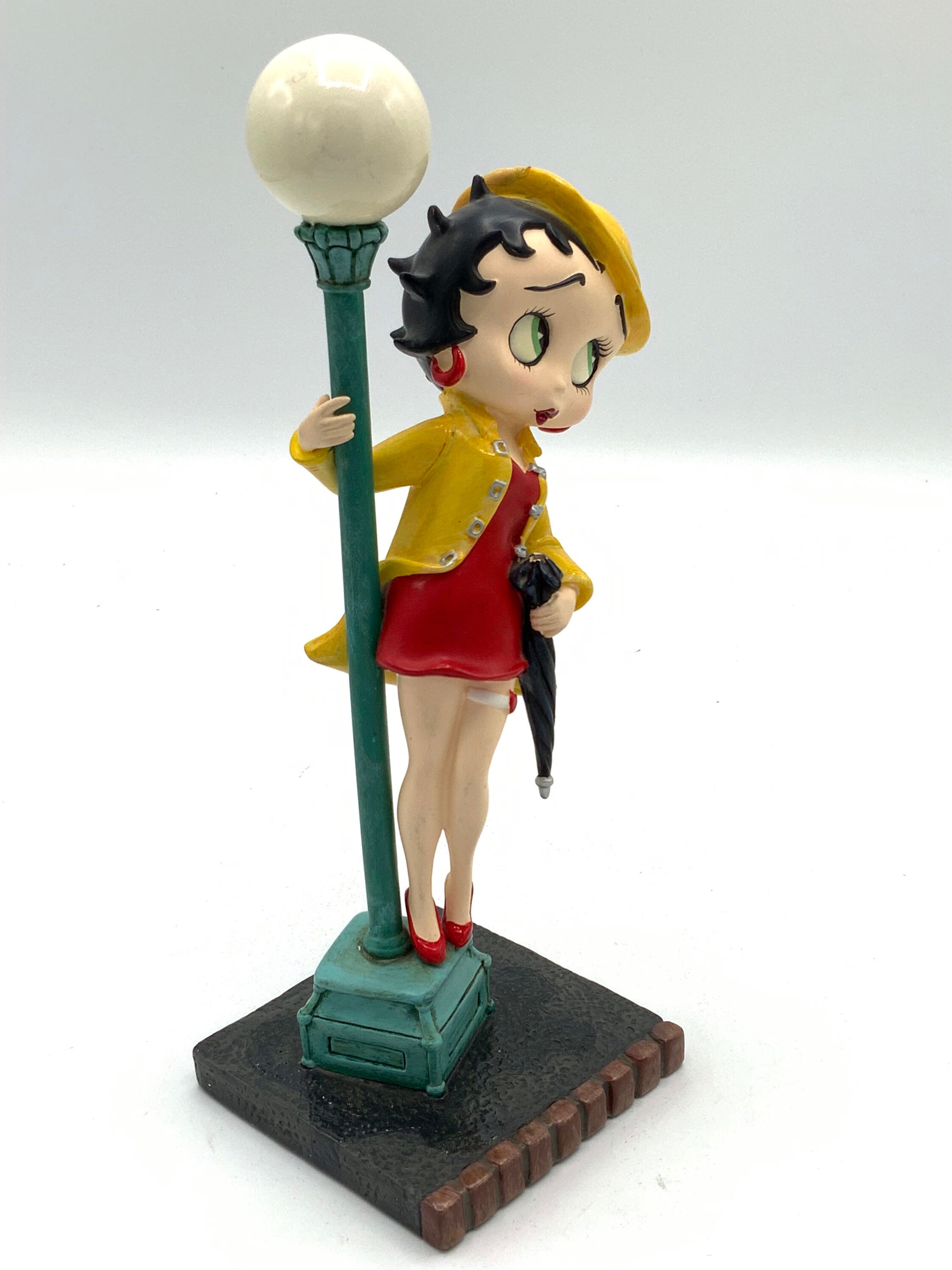 Gorgeous Collectible and Vintage Betty Boop Figurine, Singing in