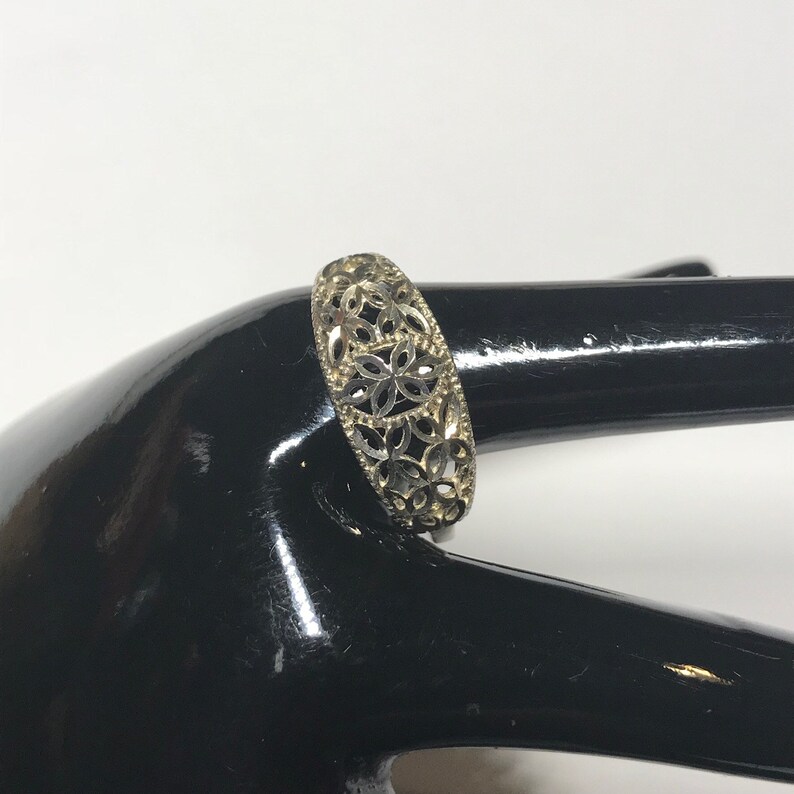 Vintage 925 silver ring with flower designs size 9 12