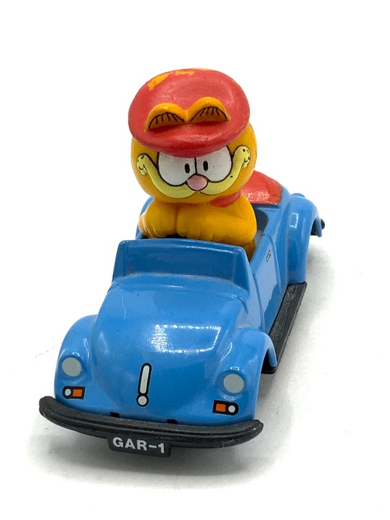 青い車、猫、オレンジの置物、おもちゃが付いた豪華なビンテージ