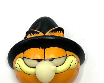 Gorgeous collectible and vintage Garfield door knob cover. Bewitching, hat, large nose, cat.