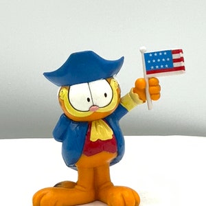 Gorgeous collectible and vintage Garfield as Washington, the First President of the USA, figurine, cat.