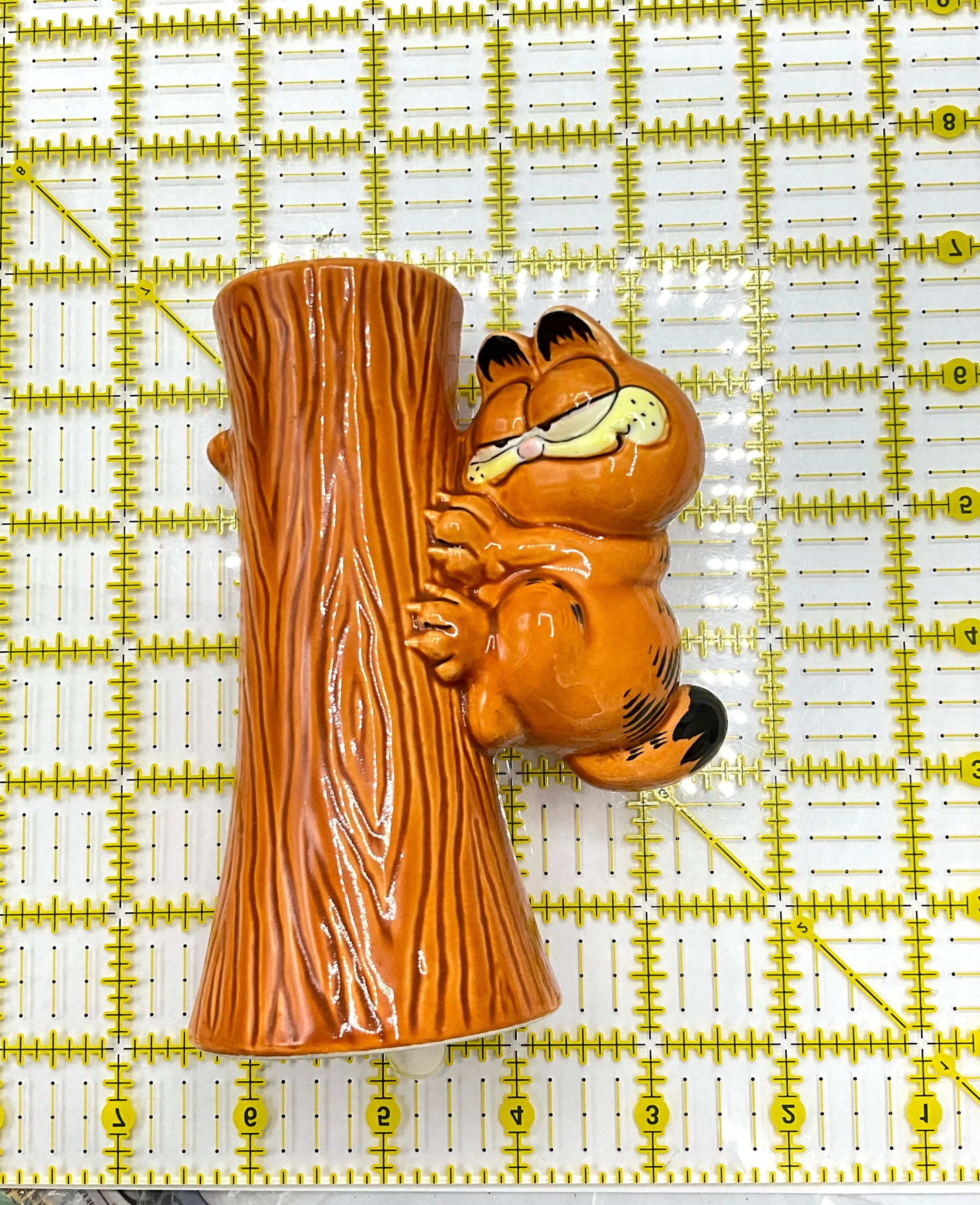 Gorgeous Collectible and Vintage Garfield 3D Vase, Cat, Tree