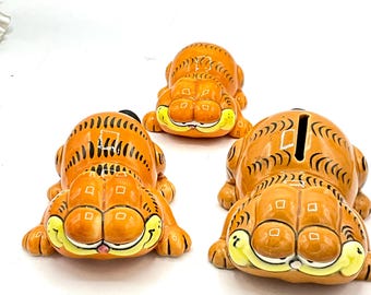Preciosa figura vintage del gato Garfield, estirado en un salto largo y juguetón. Cerámica, figura o como alcancía de Vandor.