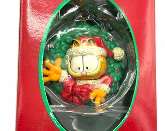 Gorgeous collectible and vintage ornament as Garfield with Christmas wreath, trim-a-tree ornament . With the original box.