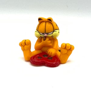 Gorgeous collectible and vintage Vintage Garfield Is eating chocolate, heart.