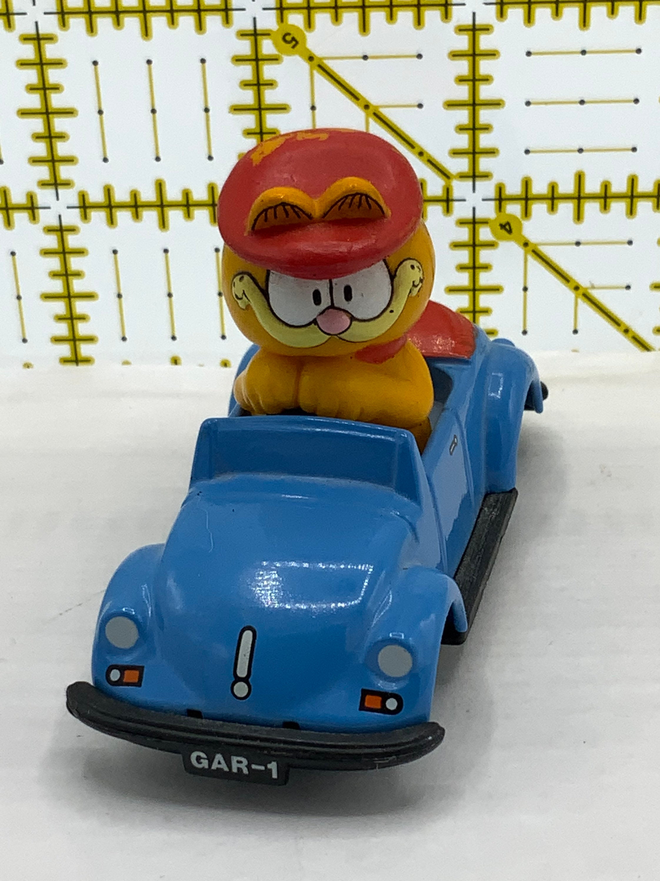 青い車、猫、オレンジの置物、おもちゃが付いた豪華なビンテージ