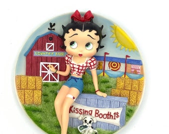 Gorgeous collectible and vintage Betty Boop 3D plate, “kissing Booth”.