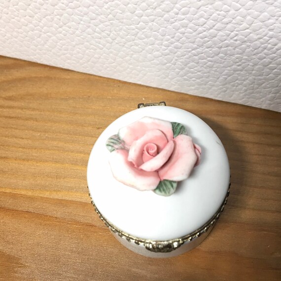 White porcelain thinket with a rose on the top. - image 3