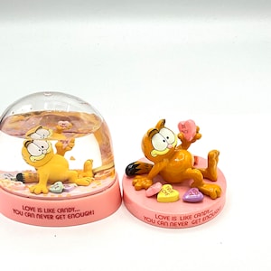 Superbe voiture ou figurine Garfield snowGlobe rose de collection et vintage. L'amour est comme un bonbon, on n'en a jamais assez.