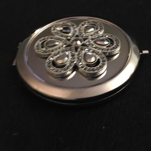 Trinket with mirror, with black stone