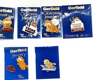 Gorgeous collectible and vintage Garfield pin/ brooch, enamel, Pooky,