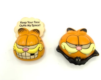 Gorgeous collectible and vintage Garfield door knob cover. Keep your face outta my space! Or Dracula