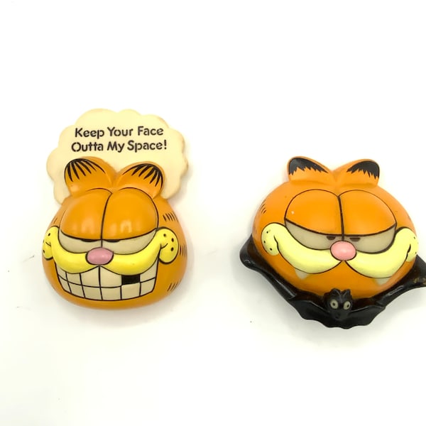 Gorgeous collectible and vintage Garfield door knob cover. Keep your face outta my space! Or Dracula