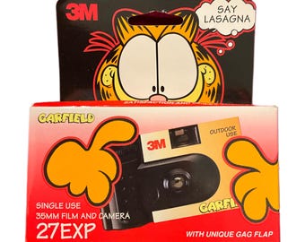 Gorgeous and Vintage Garfield  camera 27exp Red original Package Version RARE.