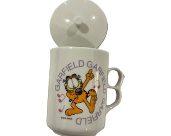 Gorgeous collectible and Vintage Garfield mug with lid. Garfield friends.