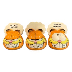 Gorgeous collectible and vintage Garfield door knob cover. You turn my head, hat, cat.