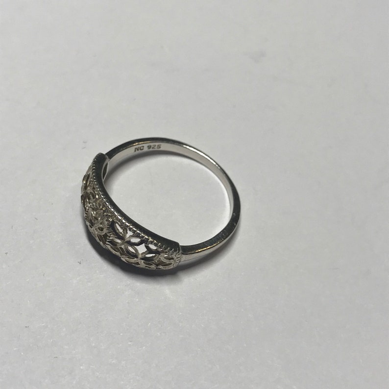 Vintage 925 silver ring with flower designs size 9 12