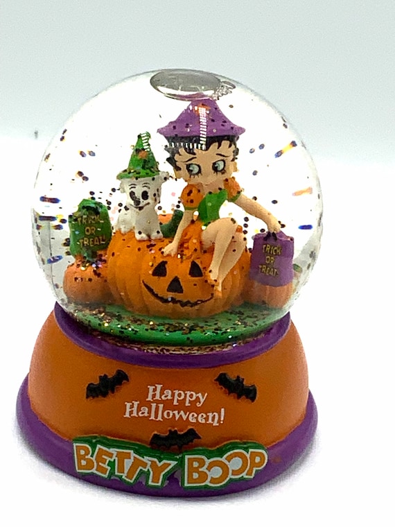 Gorgeous Collectible and Rare Betty Boop Snow Globe, Snowball
